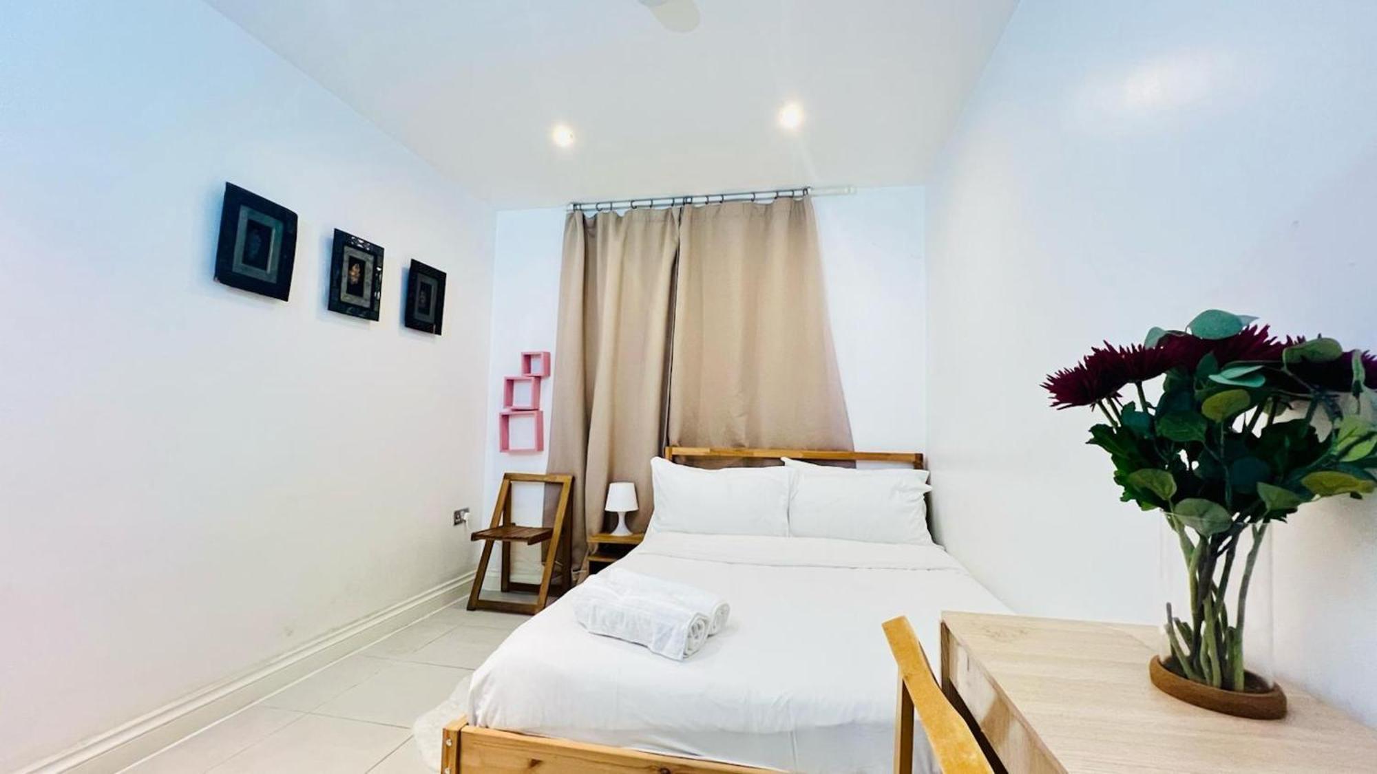 View Sunset Luxurious In Zone-1 Including One Family Twin With Its Own Stunning Private Terrace Acomodação com café da manhã  Londres