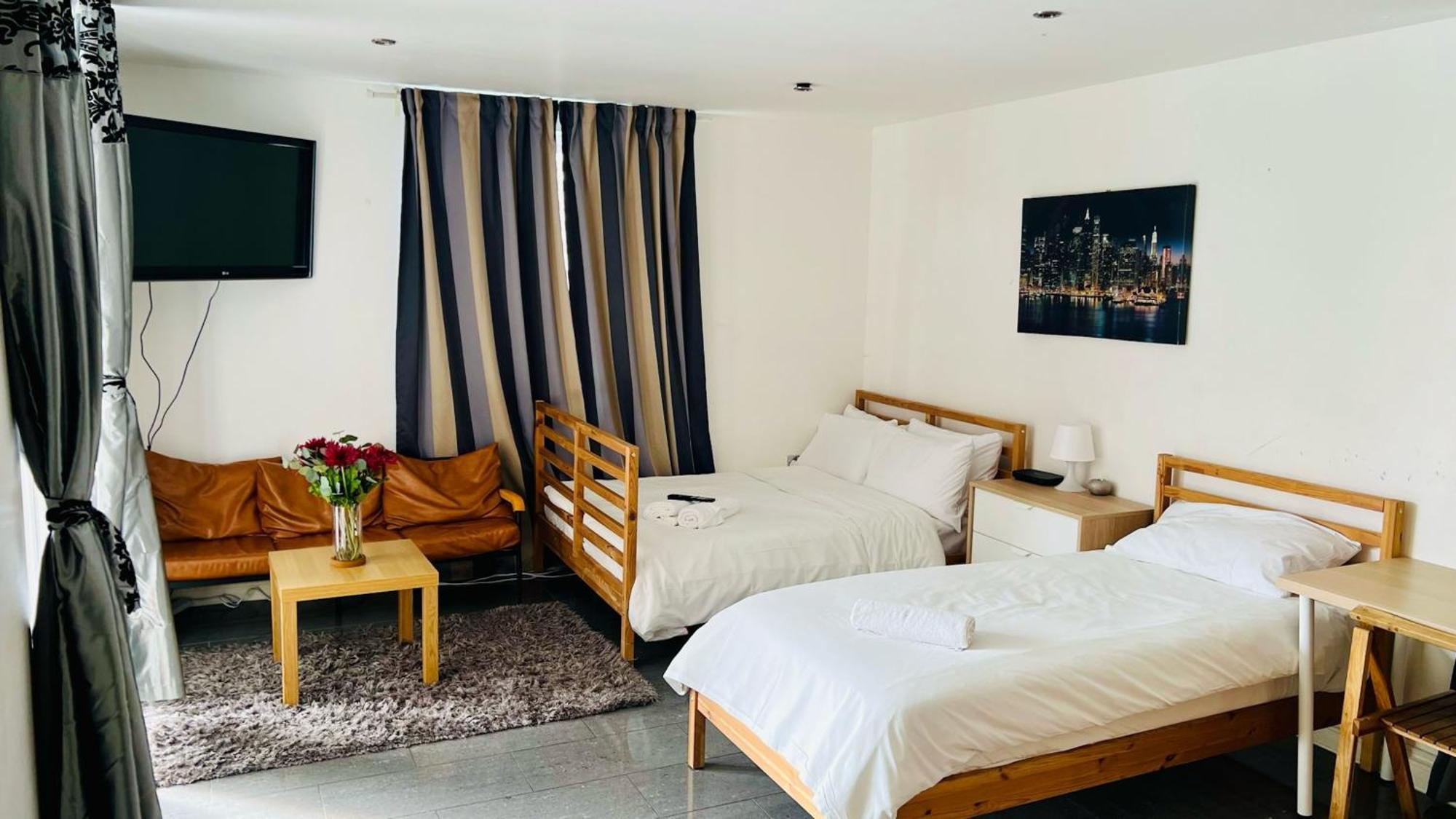 View Sunset Luxurious In Zone-1 Including One Family Twin With Its Own Stunning Private Terrace Acomodação com café da manhã 
